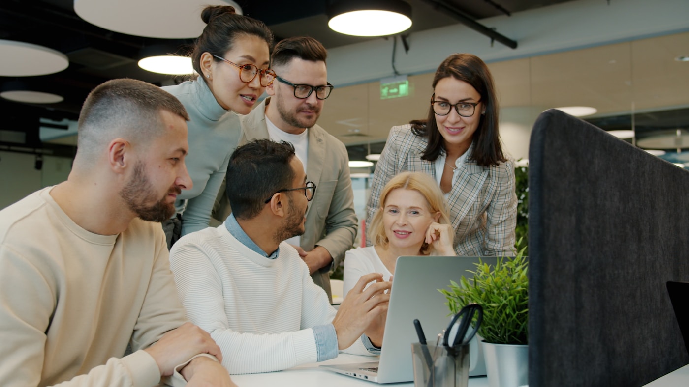 Equipo colaborando para cumplir objetivos de consultoría tecnológica