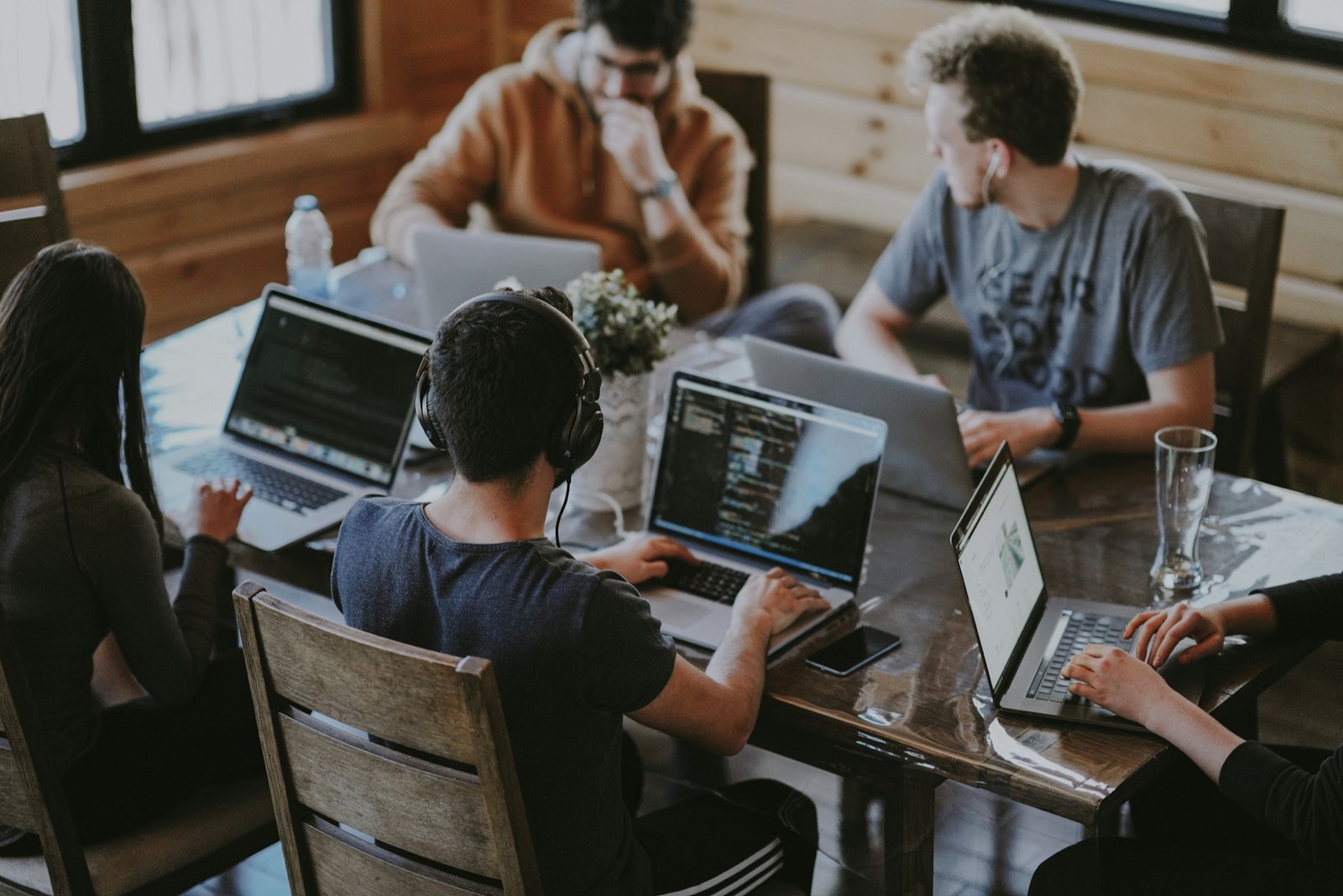 Equipo tecnológico colaborando en el desarrollo de soluciones empresariales